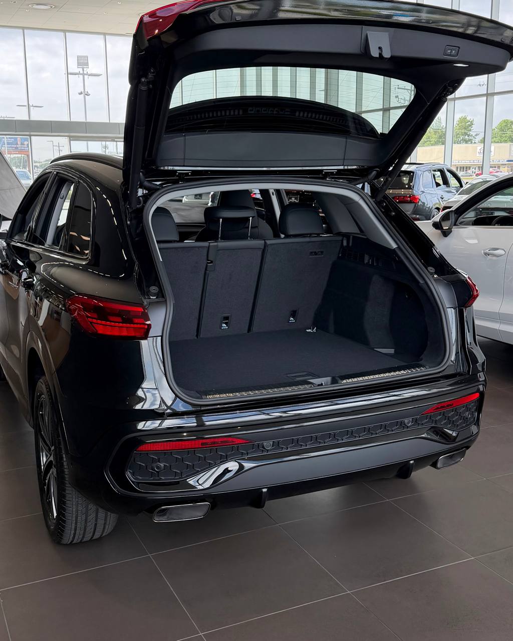 Q5 cargo area with power liftgate open